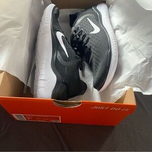 NWT Nike Free RN 2018 Women’s 7.5